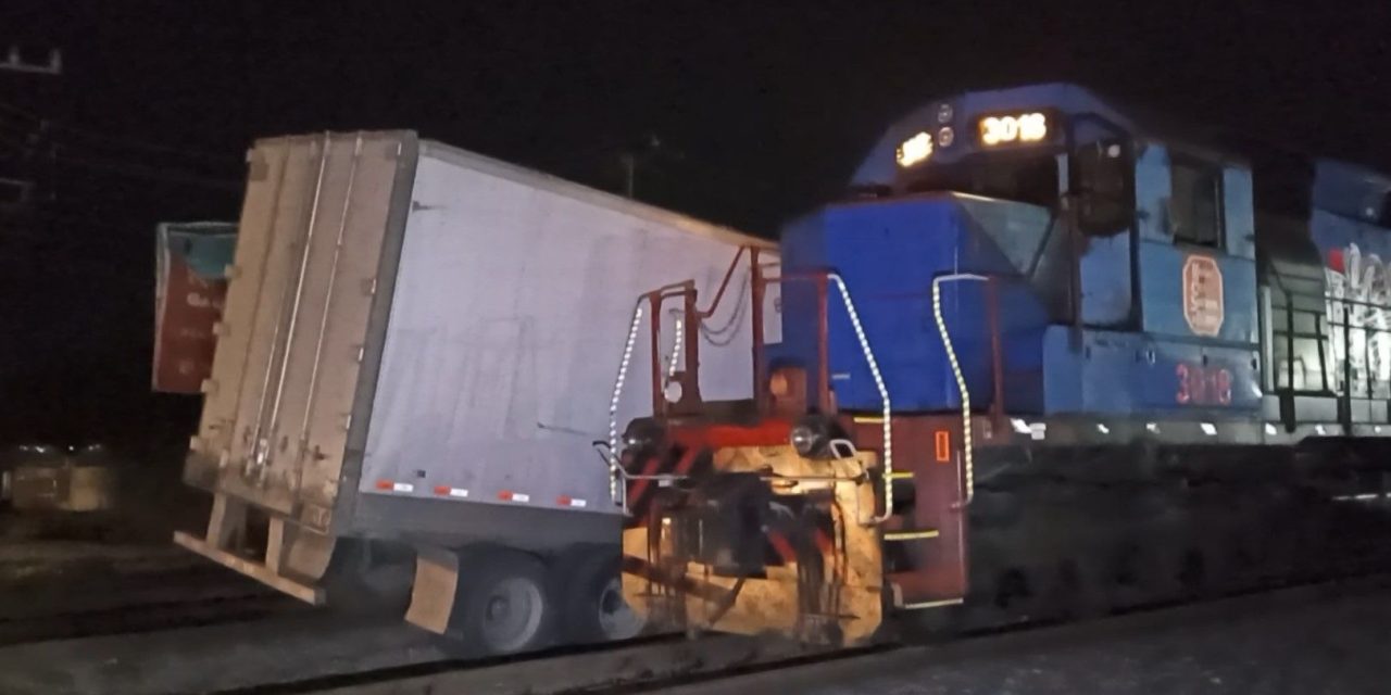 Le quiso ganar al ferrocarril en Ramos Arizpe  y termina partido en dos