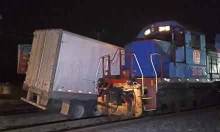 Le quiso ganar al ferrocarril en Ramos Arizpe  y termina partido en dos