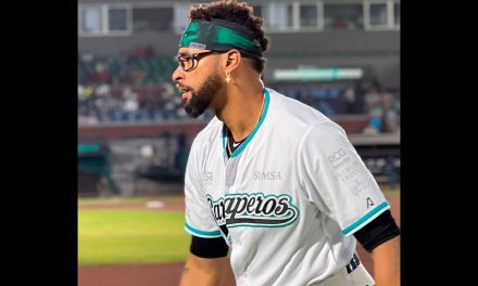 Brilla Henry Urrutia en empate de Saraperos contra Sultanes