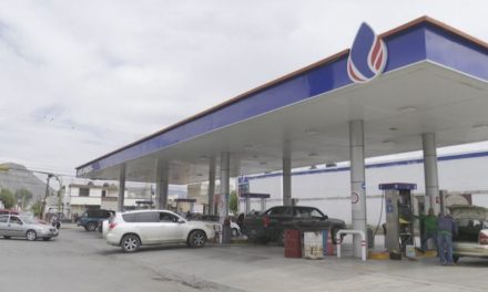 Saltillo: En Zona Centro vecinos temen se esté filtrando gasolina al drenaje sanitario