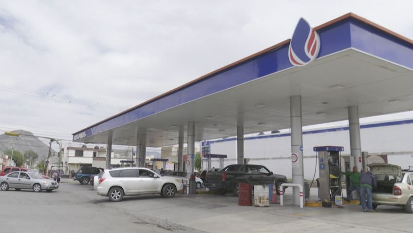 Saltillo: En Zona Centro vecinos temen se esté filtrando gasolina al drenaje sanitario
