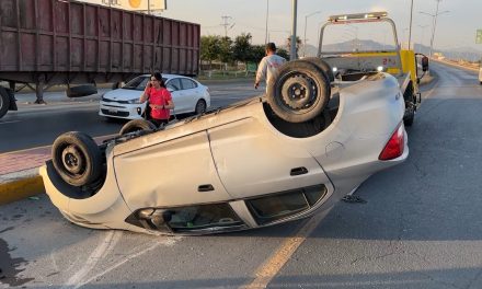 Mujer vuelca aparatosamente en Ramos Arizpe