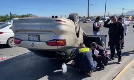 Saltillo: Vuelca su vehículo tras sufrir una crisis convulsiva sobre periférico LEA