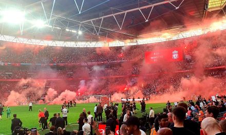Himno ‘God Save the King’ es abucheado por aficionados del Liverpool
