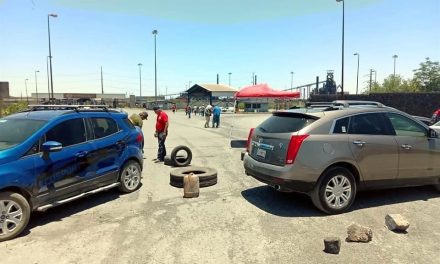 Exigen sueldos caídos obreros de AHMSA