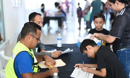 Entregan becas a estudiantes de Acuña