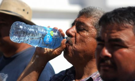 Reparten agua ante ola de calor en Monclova