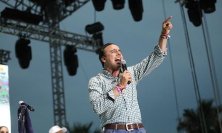 Inicia Manolo gira de agradecimiento en Acuña