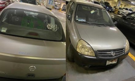 Auto está abandonado en plaza comercial de Torreón por más de 10 años y se hace viral