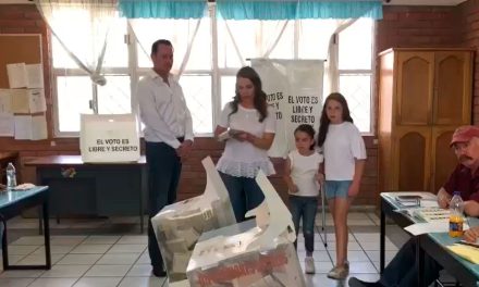 Candidatas a diputadas locales acuden a votar
