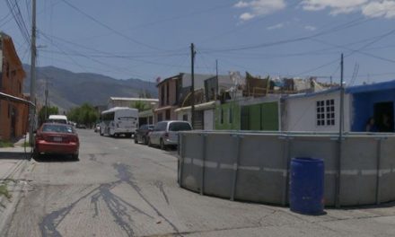Saltillo: vecina instala alberca para mitigar las altas temperaturas