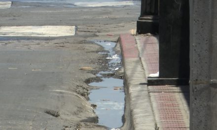 Alcantarilla en mal estado representa foco de infección para la ciudadanía en el centro de Saltillo