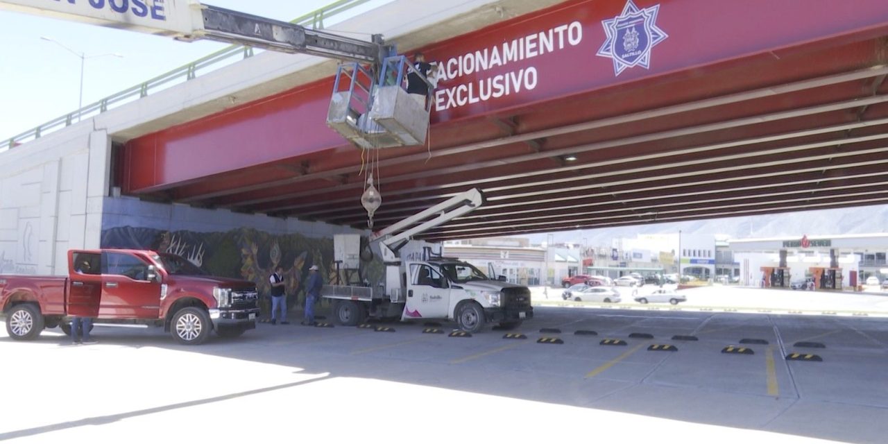 Aprovechan espacios bajo el puente de Pérez Treviño para ser estacionamiento