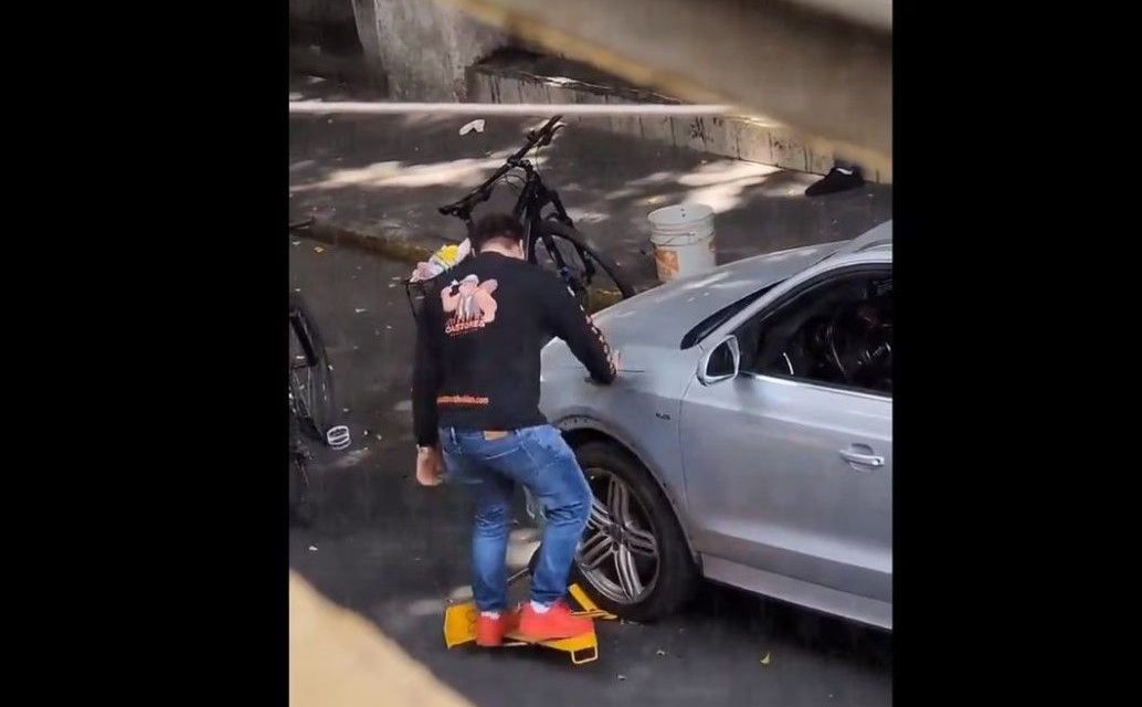 Video: Hombre arranca ‘araña’ que le pusieron policías en Guadalajara