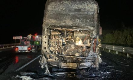 Arde autobús de pasajeros en la carretera 57