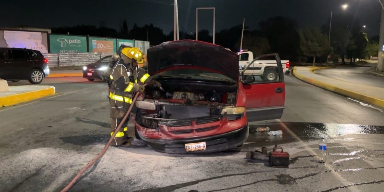 Arde camioneta por un corto circuito en Saltillo