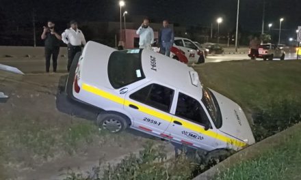 Taxi cae a drenaje pluvial en Saltillo