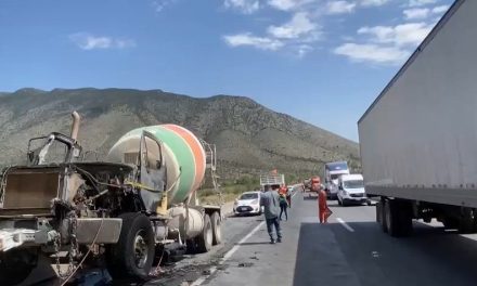Camión termina reducido en cenizas en la carretera 57
