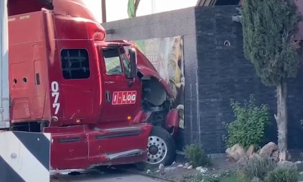 Camión termina impactando un restaurante al norte de Saltillo