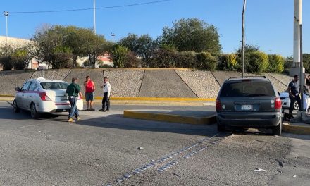 Cede paso a ambulancia y provoca choque en el Centro Metropolitano