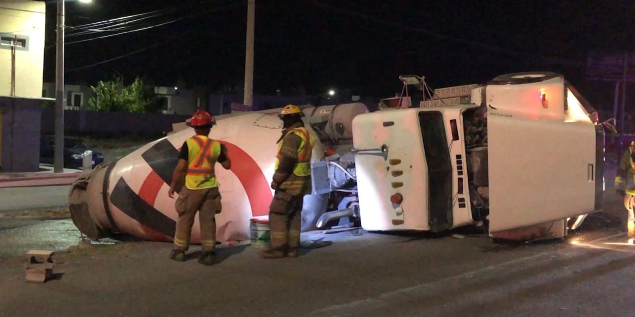 Revolvedora de cemento terminó volcada por una falla mecánica en Saltillo