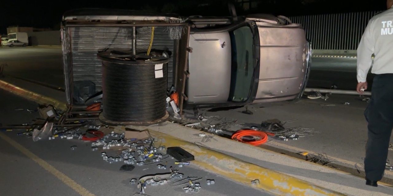 Saltillo: Hombre choca y vuelca en estado de ebriedad