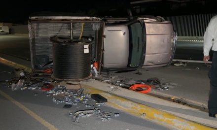 Saltillo: Hombre choca y vuelca en estado de ebriedad