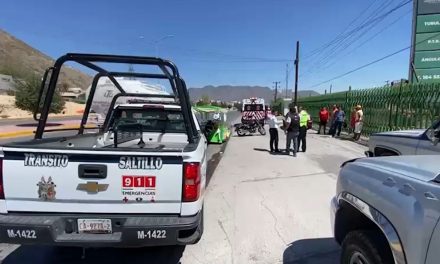 Sale de gasera, sufre falla mecánica y provoca accidente en Saltillo