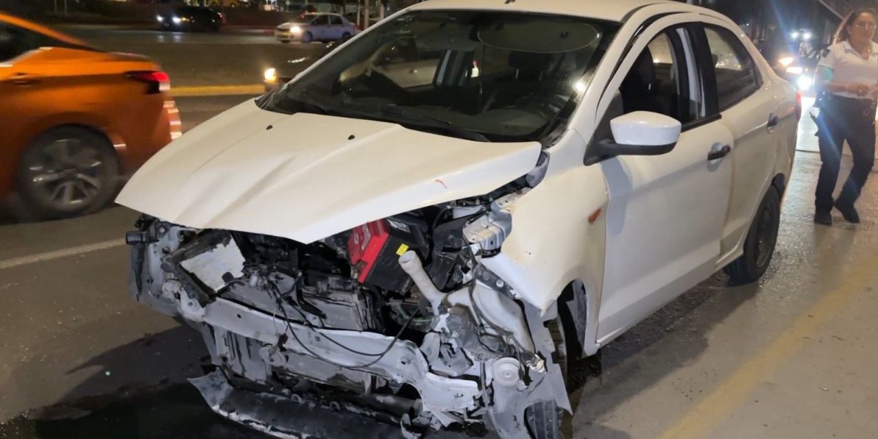 Chocan y abandona su vehículo en Saltillo