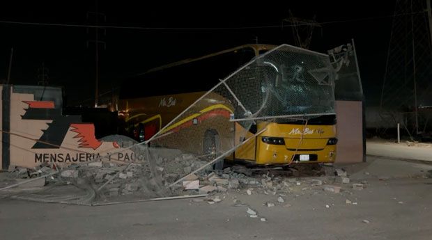 Saltillo: autobús derriba barda tras avanzar sin chofer