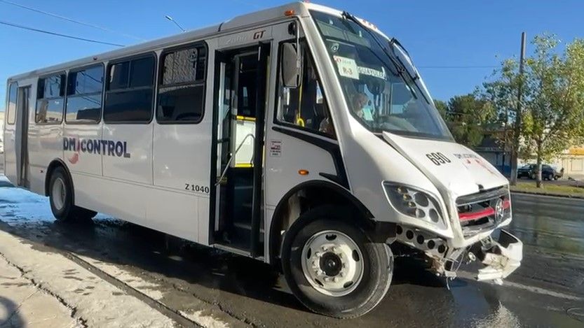 Chocan transportes de personal y provocan accidente en Saltillo