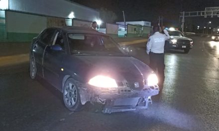 Velocidad le jugó chueco y termina chocando frente al Mercado de Abastos
