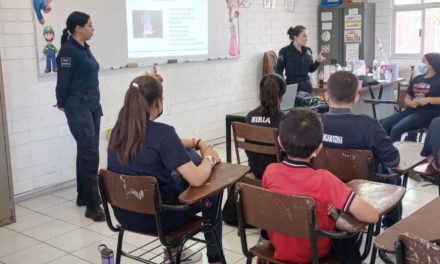 Concientiza Policía Municipal a estudiantes sobre riesgos en el uso de redes sociales