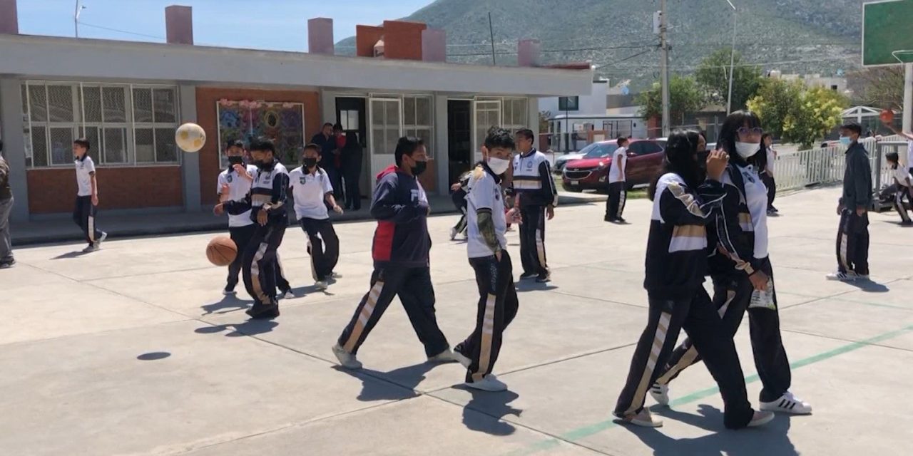Saltillo: Aún usan cubre bocas en escuela secundaria 17