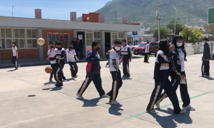 Saltillo: Aún usan cubre bocas en escuela secundaria 17