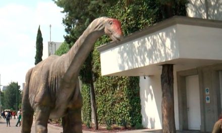 Disfrutan en Los Pinos de los Dinos de Coahuila