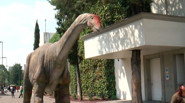Disfrutan en Los Pinos de los Dinos de Coahuila