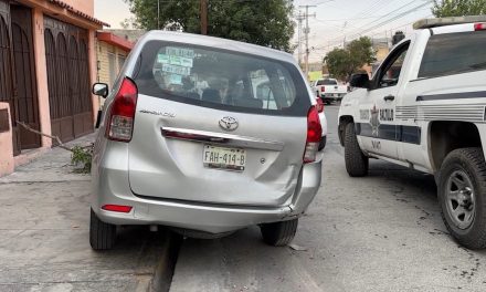 Mujer se distrae al volante y choca vehículo estacionado en Saltillo
