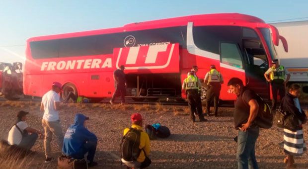 Saltillo: Autobús de la línea Frontera sale del camino