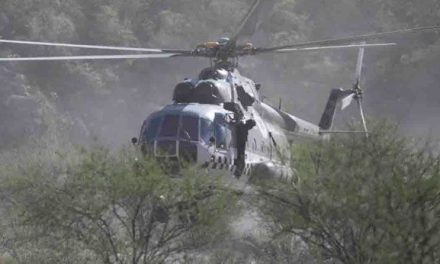 Helicópteros intensifican combate a incendio forestal en Santa Catarina