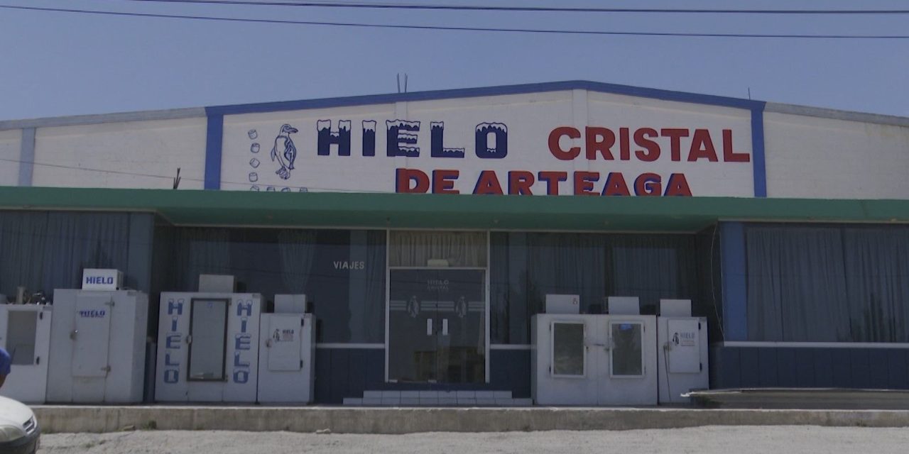 Ante la ola de calor en Arteaga sí hay hielo
