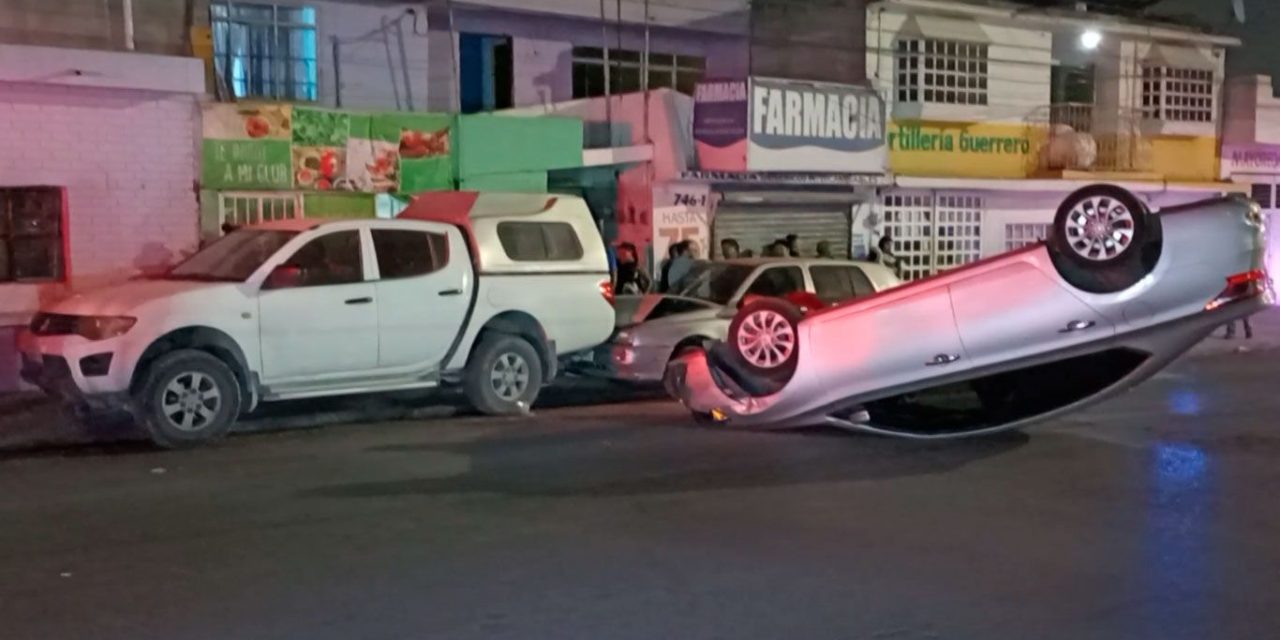 Taxi huye tras provocar volcadura en la Guayulera