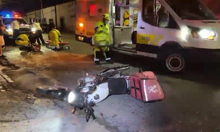 Ignora el alto y termina con golpes y una fractura al colisionar con un auto en el centro de Saltillo