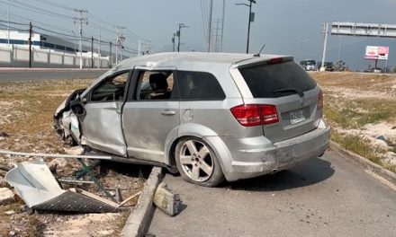 Saltillo: Resulta ileso tras volcar su camioneta
