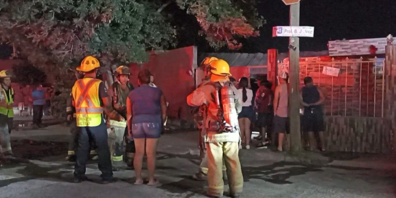 Incendio consume patio de una casa en Saltillo