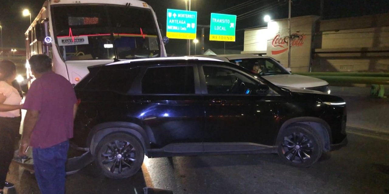 Conductor invade carril y provoca aparatoso accidente en Saltillo