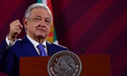 AMLO justifica que ‘corcholatas’ usen su imagen… dice que son parecidos y vienen del mismo movimiento