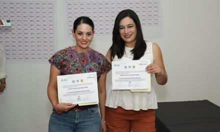 IEC entrega a Luz Elena Morales su constancia de mayoría