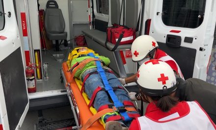 Auto se pasó la luz roja y manda a motociclista al hospital en Saltillo