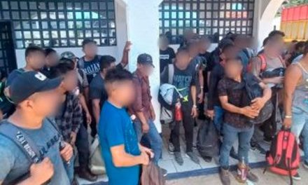 Rescatan a 129 migrantes de la caja de un camión en Veracruz